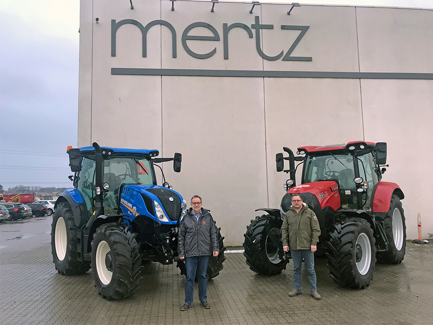 Salgsfolkene hos Mertz er klar til både af vise og forklare om såvel blå New Holland- som røde Case IH-traktorer.