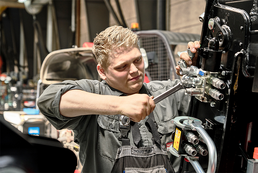 Mekaniker Thomas Trærup taget fat med skruenøglen. Han er en af de Scantruck-mekanikere, der er udlært på værkstedet i Skive.
