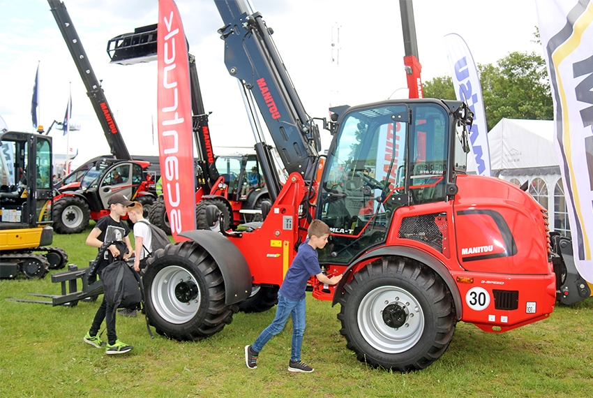 Også kommende generationer af landmænd var på dyrskue i Hjørring og sparkede dæk på den nyeste nye nyhed i Manitous knæstyrede serie, MLA-T 516-75H.