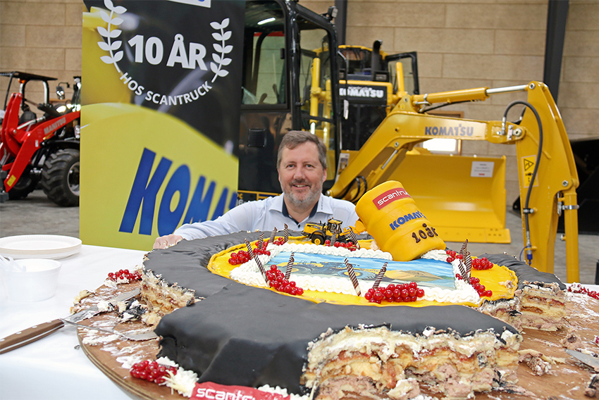 Ingen fødselsdag uden kage. Og hvilken kage! Scantrucks administrerende direktør Bo Sundroos var klar med en gigant-lagkage til markering af Scantrucks første 10 år med import og forhandling af Komatsu.