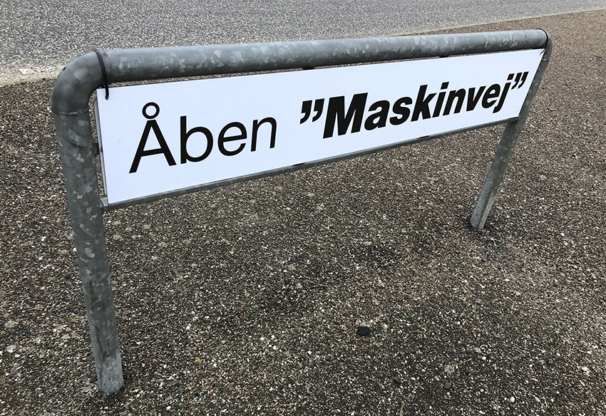 Kærup Parkvej i Ringsted med hele fem store maskinfirmaer inden for en strækning på 650 meter omdøbes normalt til Åben Maskinvej to dage om året. Men i år kommer det alternative skilt ikke op.