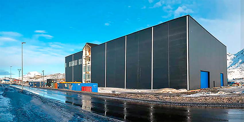 Der er fuld gang i byggeriet i Nuuk, hvor Usisaat gør klar til at rykke ind i 5700 etagemeter nyt domicil. Den nye Scantruck-forhandler satser på at styrke både salg og service af entreprenørmaskiner. 