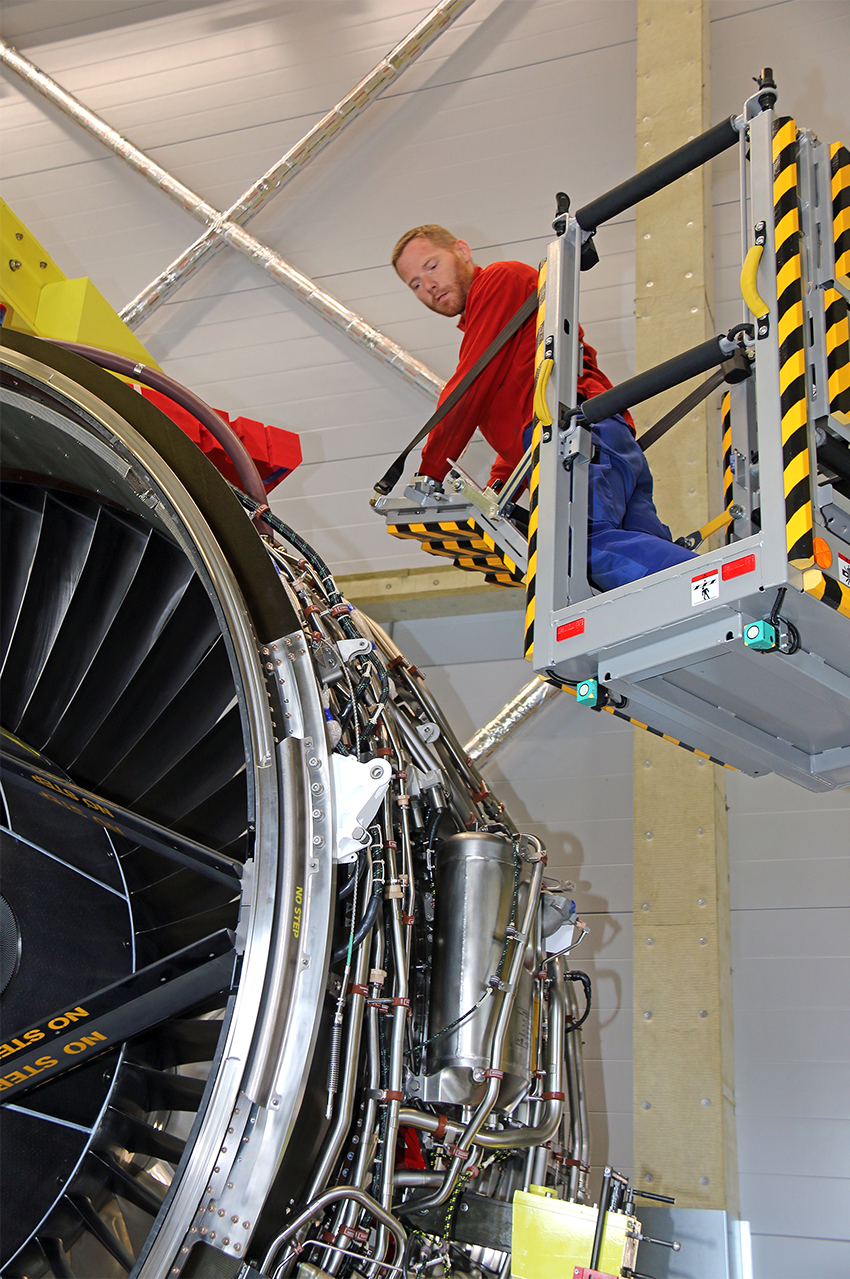 Flytekniker Lars Øgaard er nået i højden og er klar til at slå platformen ud til liggende arbejdsstilling.