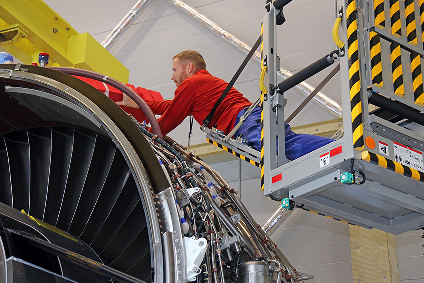 Den specielle platform giver flyteknikerne mulighed for at arbejde inde over og helt tæt på den store Airbus-motor. Sensorer hele vejen rundt på Manitou-liften sikrer, at den ikke risikerer at ramme den dyre motor.