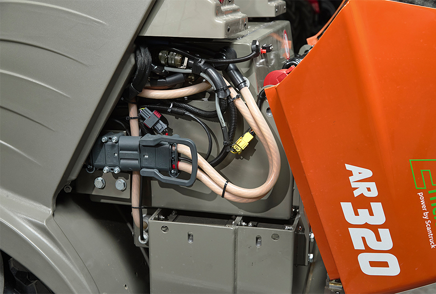 De danske teknikere har formået at placere både elmotor og batteripakke på samme plads, som dieselmotoren før fyldte. Dermed er karosseriet på el-minilæsseren uændret.