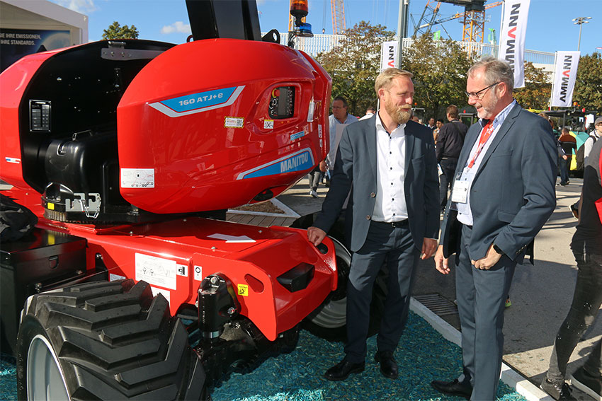 Scantruck-folk i teknisk snak om Manitous nye 16 meter bomlift 160ATJe. Markedschef Dennis Faurby (til venstre) og distriktschef Freddy Lange Nielsen på Bauma i München.