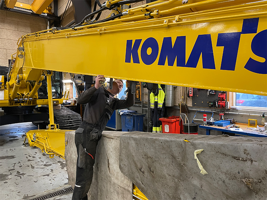 Uddannelsen tager fire år og byder både på basalt mekanikerarbejde og avanceret elektronik. Her er Mathias Krarup Nielsen i gang med en Komatsu gravemaskine.