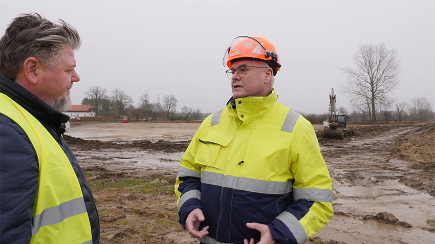 Jan Larsen (til højre), afdelingsleder for Smart Construction hos Scantruck, fortæller Kim Middelhede (til venstre) om fordelene ved anvendelsen af Smart Construction.