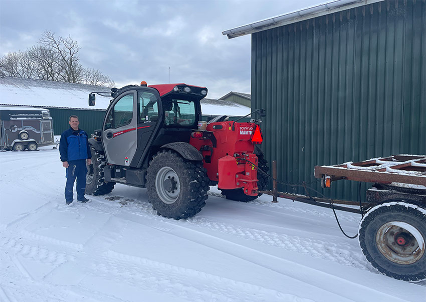 Johnny Kildegaard Thomsen, indehaver af St. Rise Maskinstation på Ærø er glad for sin Manitou MLT841-145 PS+ landbrugsteleskoplæsser. Den bliver brugt til mange forskellige typer opgaver og er uundværlig for ham.