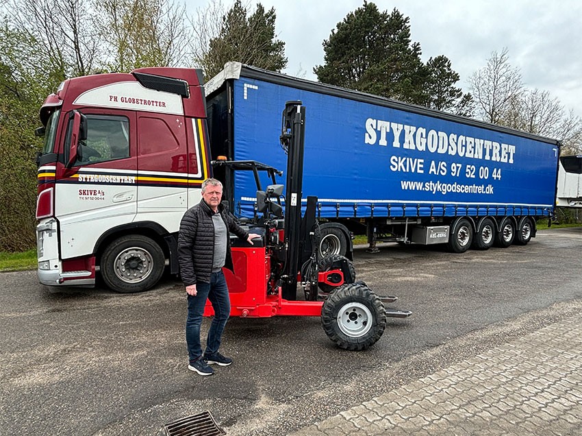 Kran- og truckdisponent samt ansvarlig på området hos Stykgodscentret, Lars Pedersen, fortæller, at medbringertruckene, som virksomheden har fire af, nærmest aldrig holder stille. 