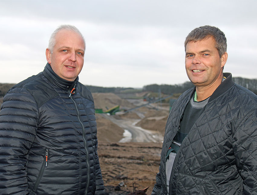 Brian Pedersen (til højre) er indehaver af Gunderup Grus- og Stenleje. Morten Gren Pedersen er produktchef for McCloskey hos den danske importør, Scantruck. 