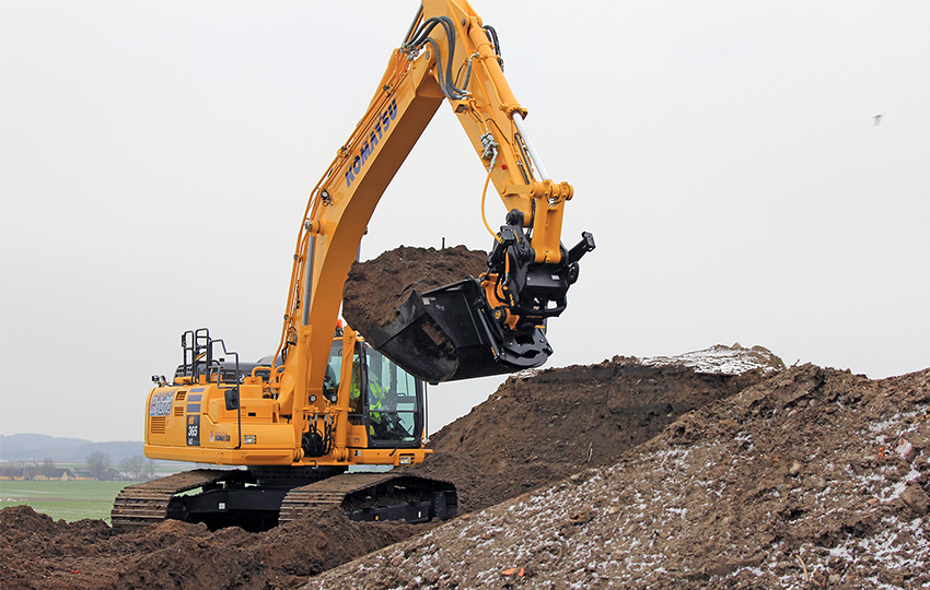 Hybrid-gravemaskinen Komatsu HB365LC-3 tog straks fat på at flytte jord til en støjvold ved Marius Pedersens eget miljøanlæg.