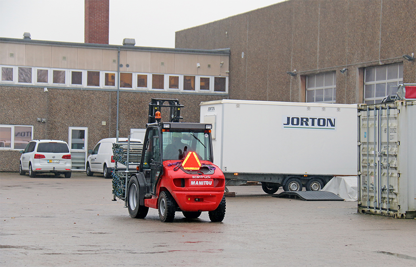 De store forhjul er en afgørende fordel for Jorton-folkene ude i terrænet. Inde på pladsens mere jævne arealer ruller trucken frem med 20 km/t.