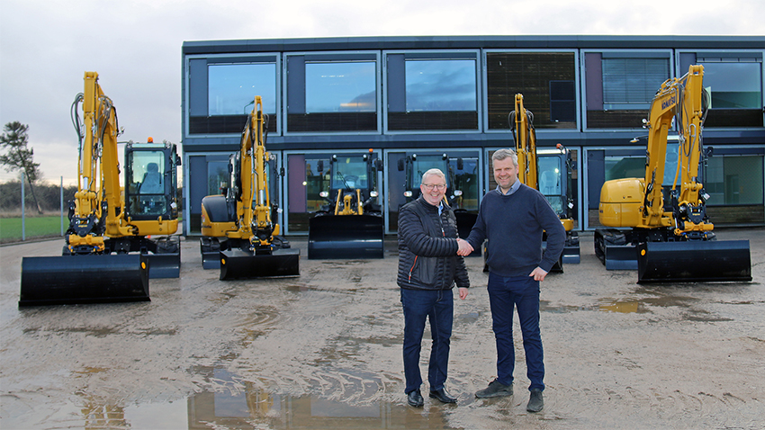 Entreprenør Gorm Pedersen (til højre) stikker på næven med Key Account Manager Poul Erik Nielsen på seks nye Komatsu-maskiner. De to gav også hånd på en handel for 21 år siden, da Gorm Pedersen købte sin første gravemaskine – af Poul Erik Nielsen.