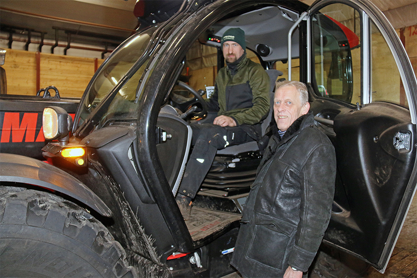 Manden bag Thorsens Chipskartofler, Erik Thorsen, får en snak med Ingus Slisans, som er fast mand i kabinen på den nye Manitou MLT841-145 PS+.