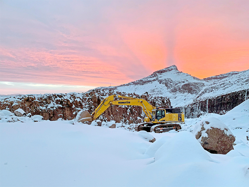 Store vidder – store maskiner. En 70 tons Komatsu PC700LC i arbejde på Færøerne. Så kan en gravemaskine vist ikke få det meget smukkere.