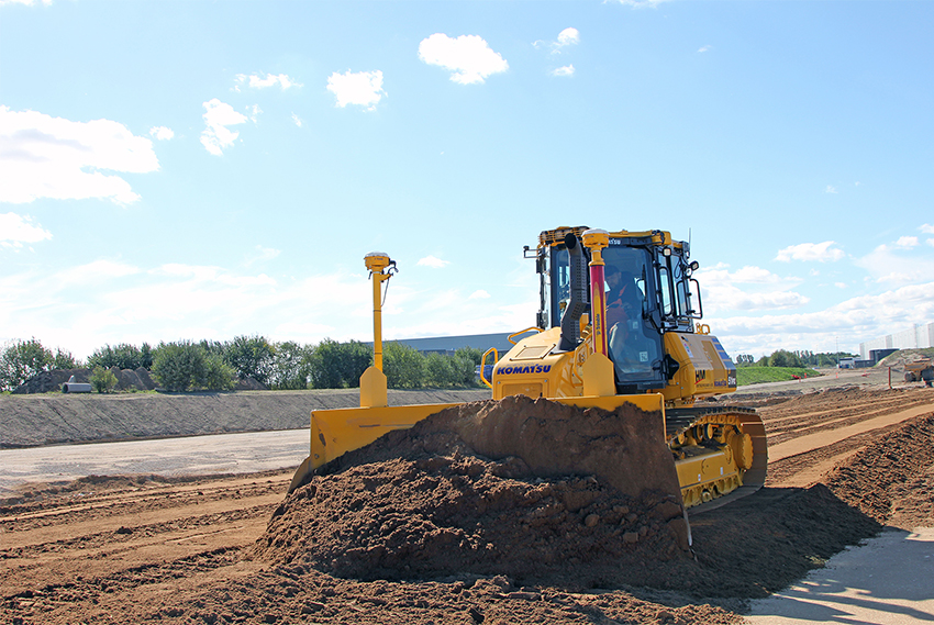 16 tons dozeren Komatsu D51PX-24 klarer eminent udlægning og afretning af sand. 