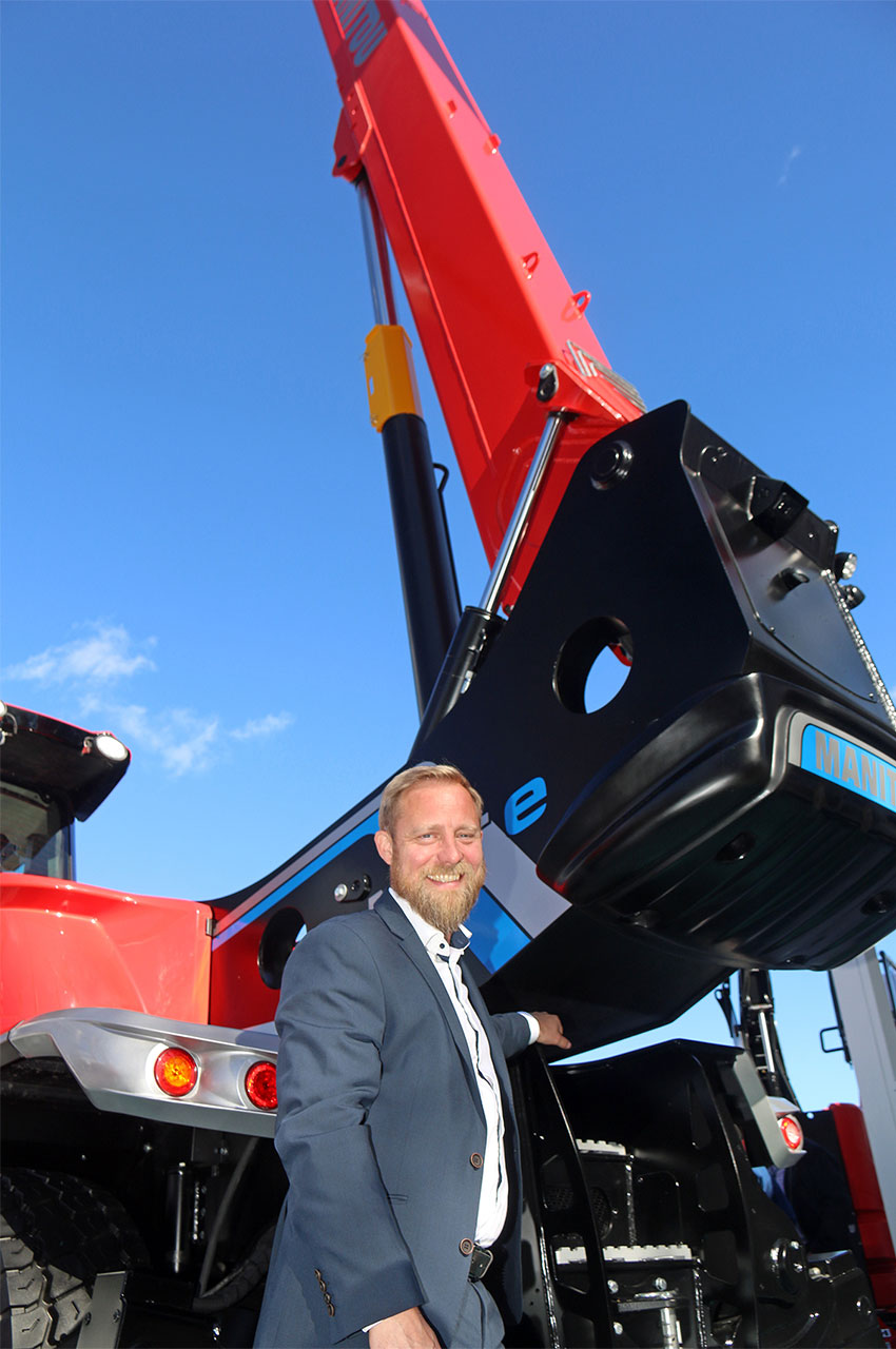 Markedschef Dennis Faurby fra Scantruck ved den nye rotationsteleskoplæsser MRT2660 med det blå ”e”, der markerer overgangen til el-drift.