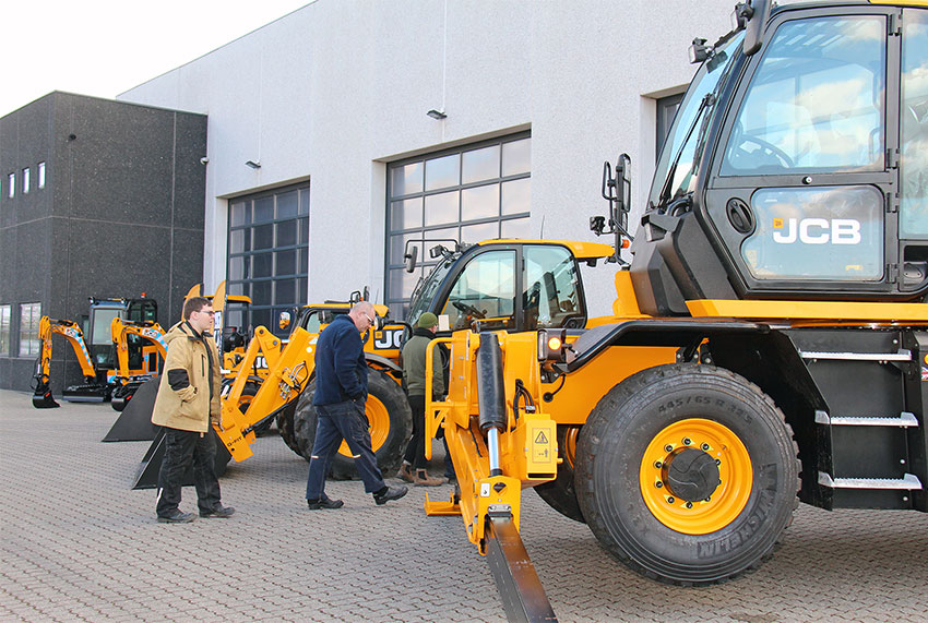 Øverst på Kærup Parkvej tager Reesink Construction imod med gule, britiske JCB-maskiner. Efter at Reesink overtog virksomheden efter Nicolaisen & Larsen, er der blandt andet lavet stort showroom og testområde.