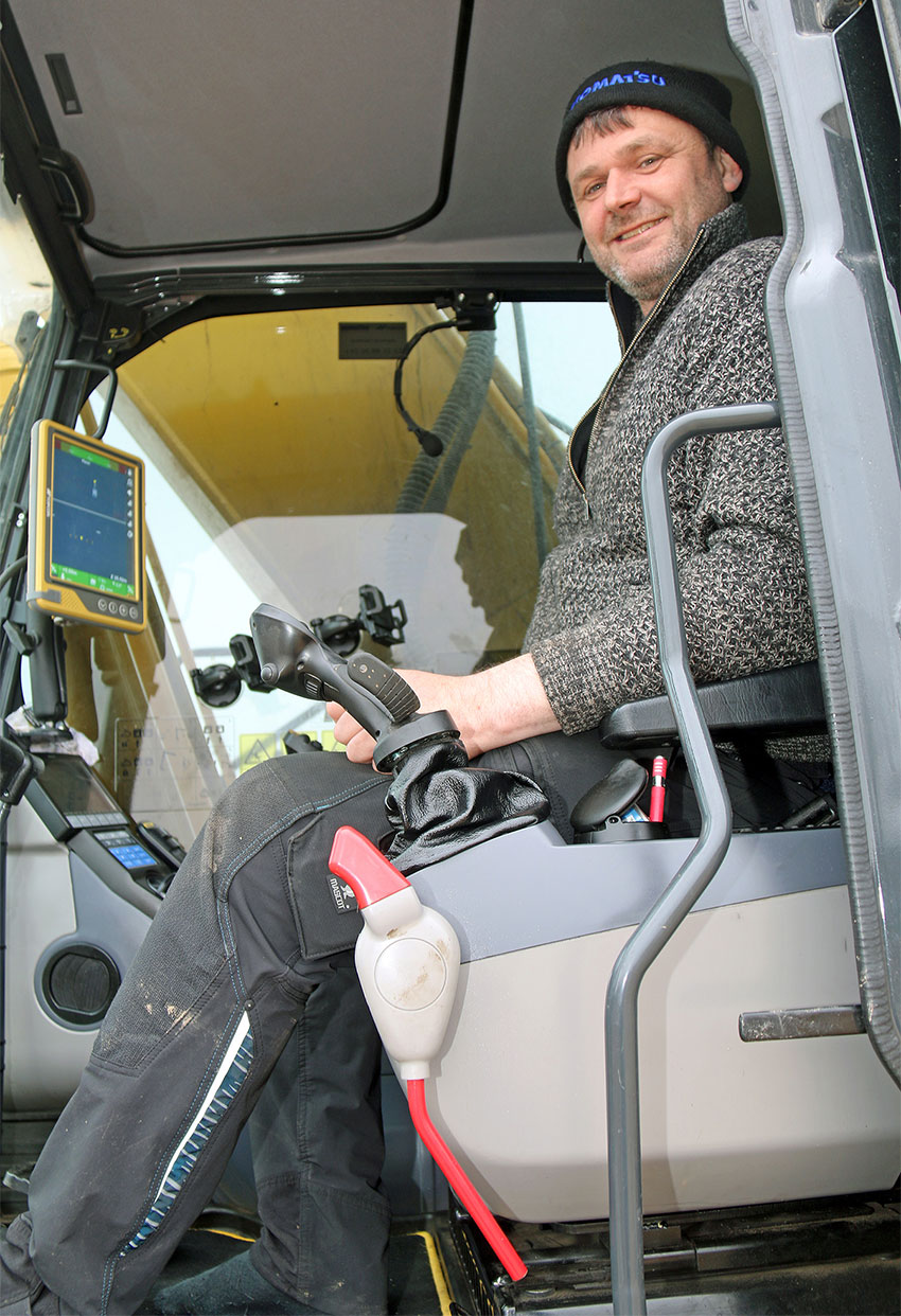 Maskinfører Jesper Lund Pedersen på plads i kabinen, hvor han på skærmen kan følge Topcon-automatikken.