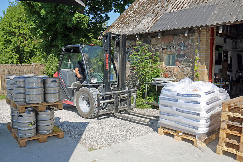 Så er der friske forsyninger af malt på vej til bryggeriet. Manitou-trucken sørger for friske leverancer løbende.