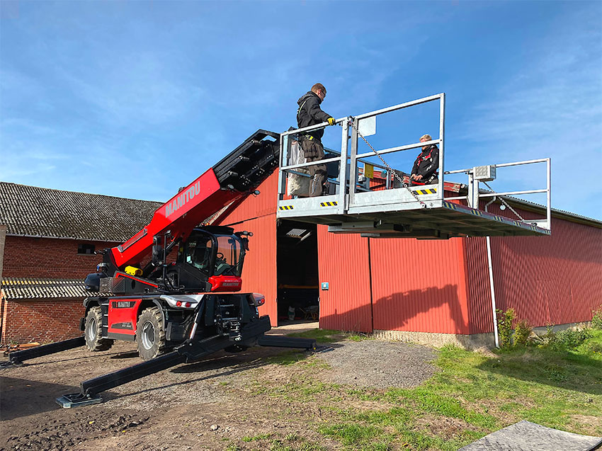 Tømrermester Finn Hansen i Eskildstrup har købt en af de første Manitou MRT3060 Vision + teleskoplæssere i Danmark. Maskinen er spækket med udstyr, blandt andet en ny Manitou kurv i dobbelt størrelse og med åben front.