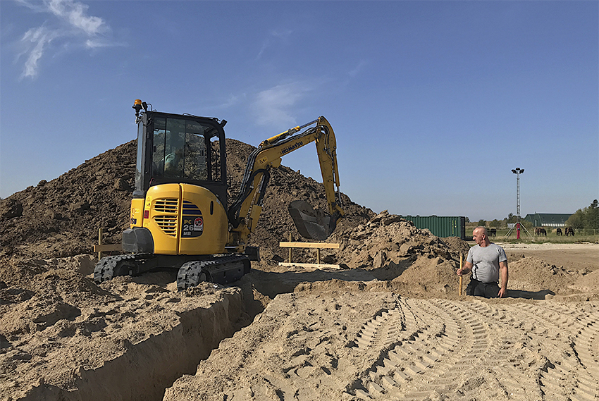 Her i Skævinge i Nordsjælland er Gyrstinge Entreprenørforretning i gang med et boligprojekt med rækkehuse og lejligheder, og de nye PC26MR-3 gravemaskiner står for gravearbejdet til fundamentet.