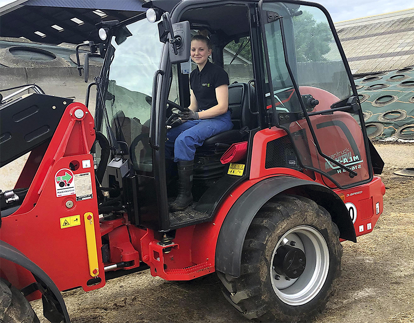 Bedriften Kollerødgård i Nordsjælland har tre medarbejdere, som alle arbejder med den nye maskine efter behov. Her har Sara Gradischnig sat sig i førerhuset.