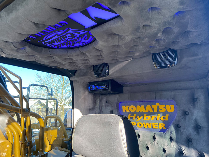 I M-Services Komatsu HB365LC-3 Hybrid gravemaskine er der lavet special indtræk, blå diodelys og et musikanlæg. 