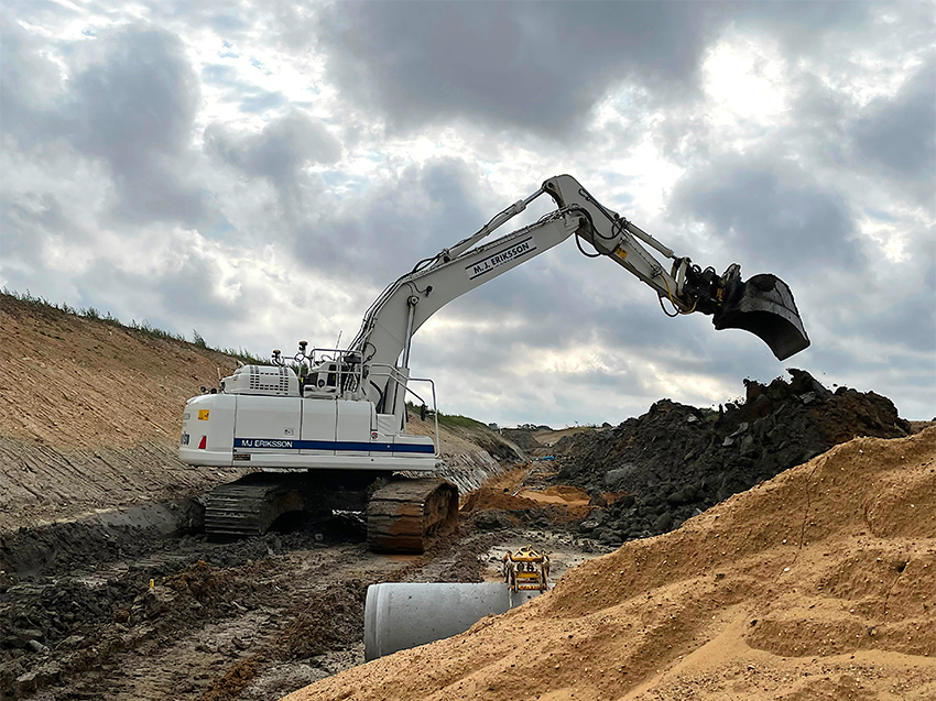 Når MJE køber maskiner, er alsidighed i fokus, og her udmærker den godt 30 tons tunge gravemaskine sig.