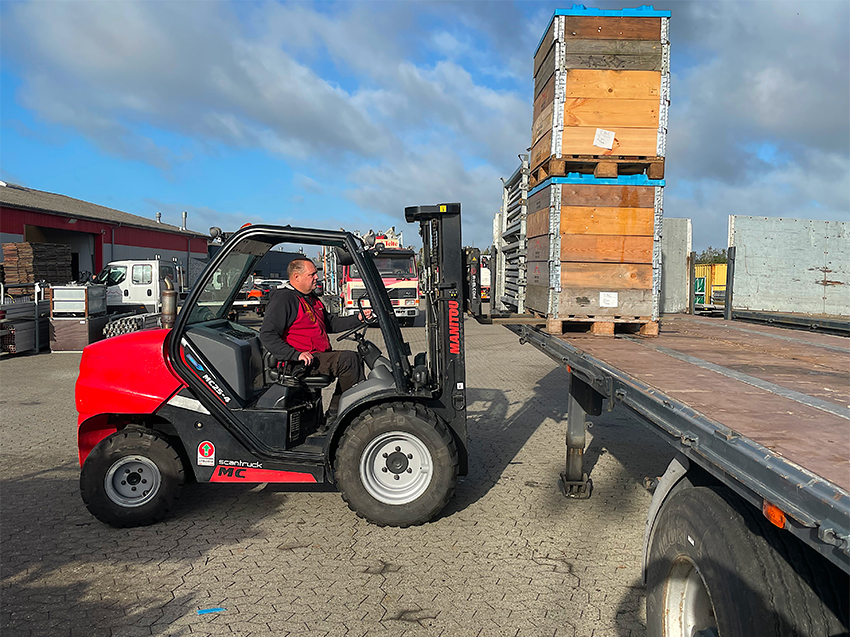 Til at læsse lastbilerne ude på opgaverne medbringer Ørsted Telte deres nye terrængående Manitou MC25-4 truck.